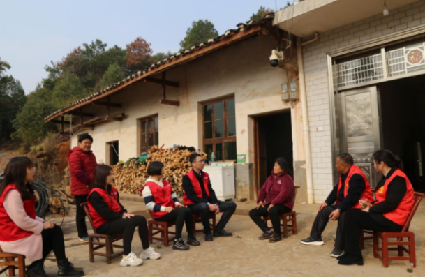 路口点亮“志愿红” 雷锋精神永相传