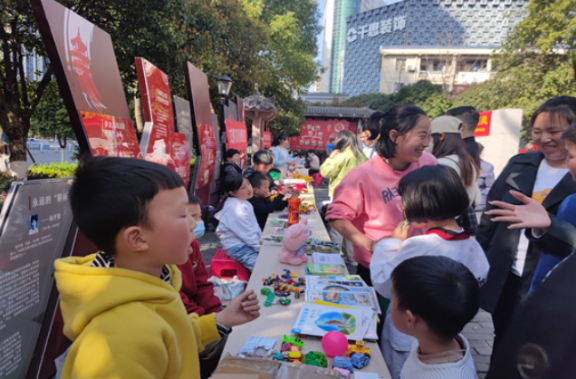 学习雷锋看芙蓉 便民服务零距离