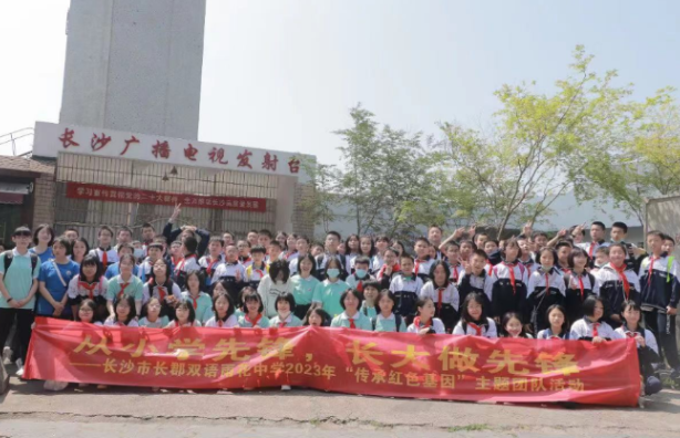 清明寄思情，雨花学子缅怀英烈