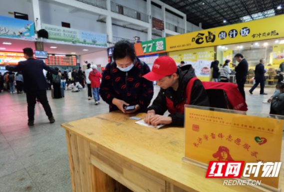 坚守“五一” 传承五四精神 青春服务不打烊