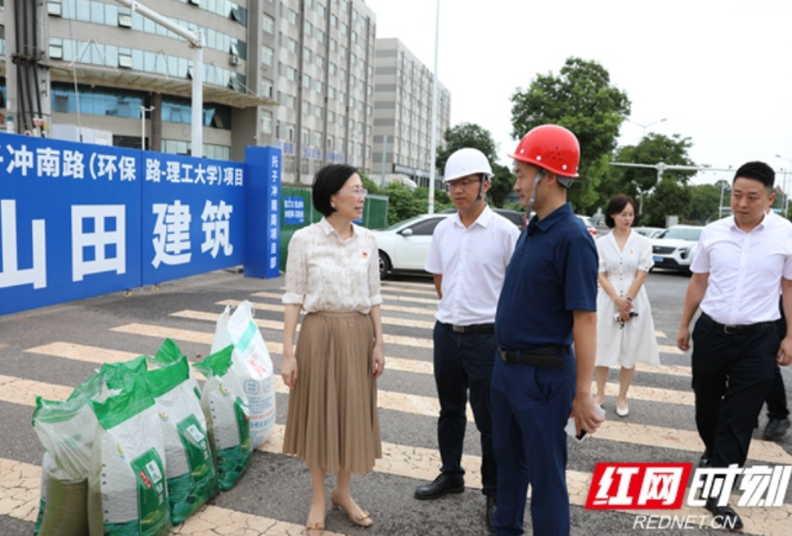 道辛苦 致谢意 天心经开区组织慰问高温下坚守岗位的一线工作者