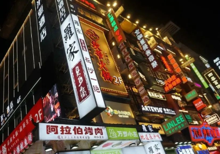 市领导调研五一商圈户外广告招牌安全管理工作