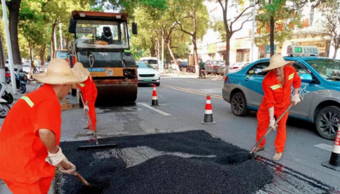 守护道路畅通 市政人不惧“烤”验