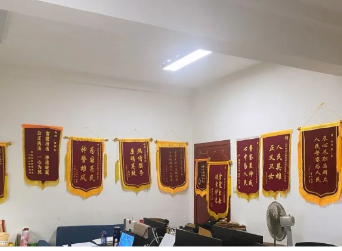 这间办公室锦旗挂满墙……