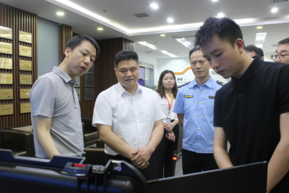 湖南湘江新区应急管理局调研岳麓蓝天救援队和高新技术企业