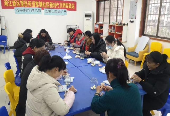 窑塘社区“巧手制作腊八蒜，温暖共度腊八节”