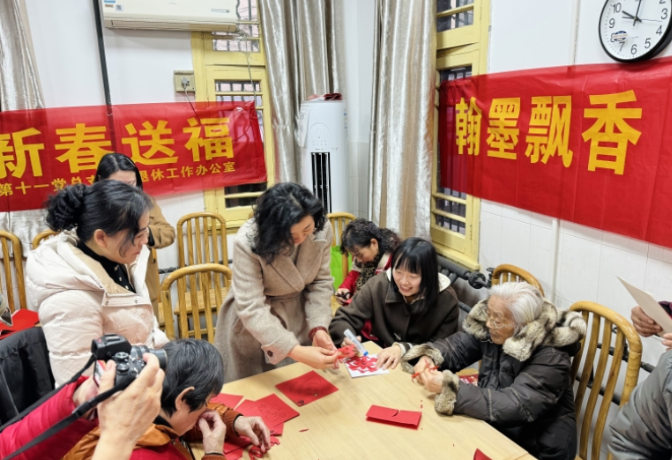 翰墨飘香赠邻里 新春送福“廉”味浓