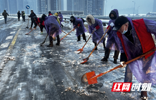 闻令而动，迎雪而上——秀峰街道党员干部志愿者积极参与铲冰除雪