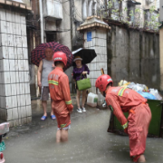 持续暴雨水淹楼房，消防火速转移被困老人