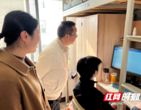 元旦与学生面对面 传递新年祝福   