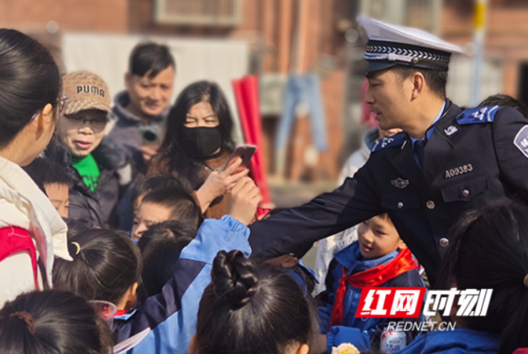 交警赶集送“平安”，居民“打包”带回家