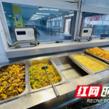 书记校长陪餐 一边吃饭一边把学生提的问题解决了