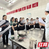 蛮有味！50余名中小学教师走进大学拜师学艺
