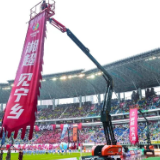 当机械臂舞动神兽旗帜：宁乡用一场“科幻史诗”走进湘超联赛