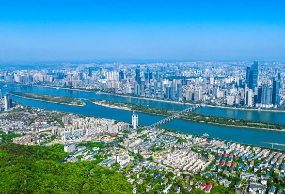 何朝晖暗访端午假期城市运行安全和城市管理工作