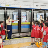 麓谷街道新枫社区：地铁小先锋 文明我先行