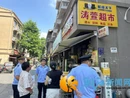 溁湾镇社区联合多部门整治违规广告 擦亮城市“面子”
