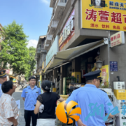 溁湾镇社区联合多部门整治违规广告 擦亮城市“面子”