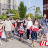 微笑解锁幸福校园！小学新生开启“宝藏探索”入学礼