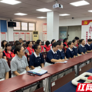 暖心！老人家中安装“防摔神器”，起身不再靠凳子了