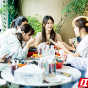  在长沙的夜晚，他们选择“被治愈”