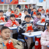 策马奔腾启新程  意气风发向未来