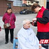 “雨”邻相约学雷锋，“锋”火相传邻里情