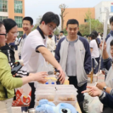 “雷小锋”爱心义卖，这场春天的“摊”玩超有爱！