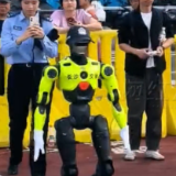 视频丨长沙这波还是太超前了！机器人交警亮相马拉松，赛博感拉满