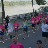 视频丨当马拉松遇上毛泽东青年艺术雕塑，独属长沙的热血与浪漫