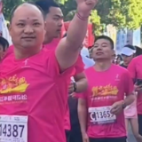 视频丨“粉色海洋”席卷长沙 2026湘江半程马拉松赛开跑