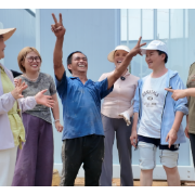 5位爱心姐妹为残疾菜农建新居,善举奖金继续帮他改善生活丨26℃