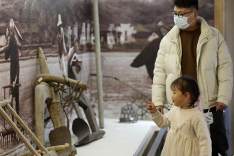 People visit farming culture museum during winter vacation
