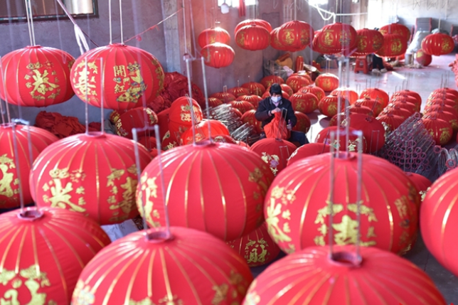 Lantern Manufacturers Ramp up Production to Prepare for New Year Celebrations