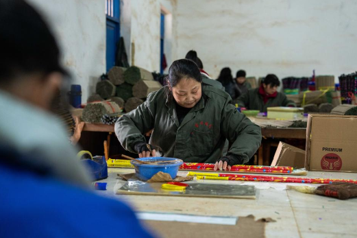Firework companies ramp up production for upcoming Spring Festival in Hunan