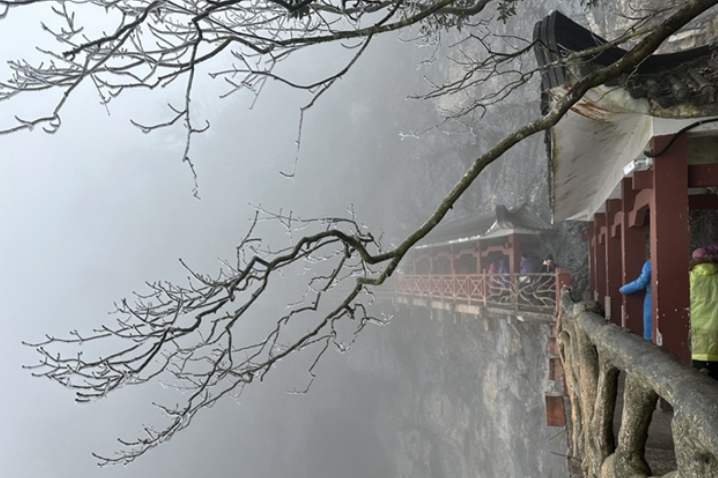 Rime Scenery Dazzles Tourists in Zhangjiajie