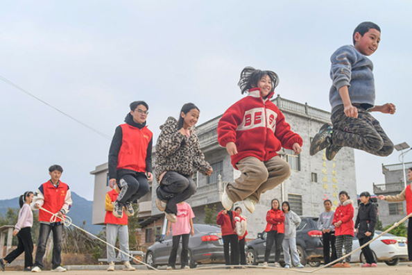 College Student Volunteers Accompany Rural Children in Daoxian County