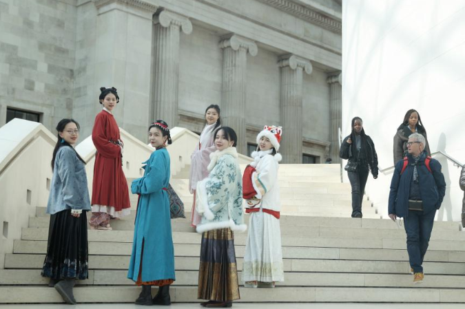 Hanfu enthusiasts show charm of Chinese traditional culture in London