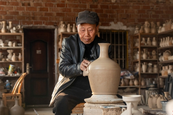 80-Year-Old Master Craftsman Inherits Traditional Porcelain Arts