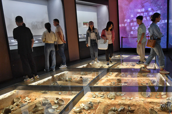 People Experience Charm of Porcelain in Liling City