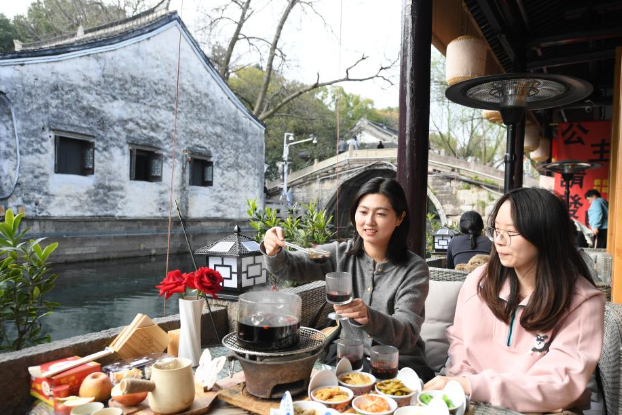 People enjoy leisure time in Cangqiao Straight Street in Shaoxing