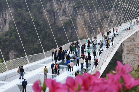 People Enjoy Outdoor Activities During Qingming Festival Holiday
