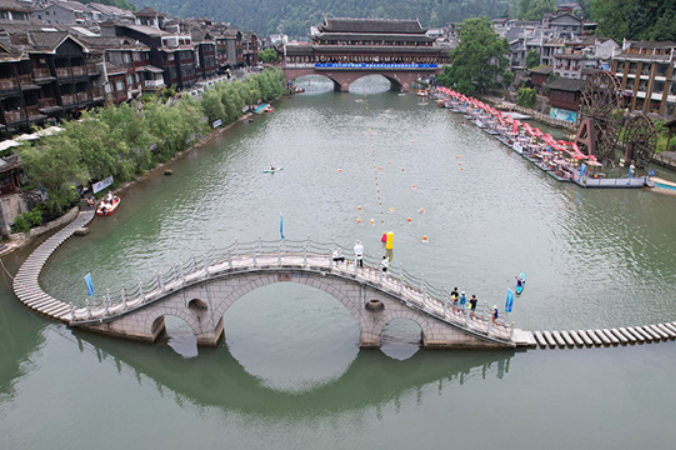 Tuojiang Open Water Swimming Open Championship Held in Fenghuang