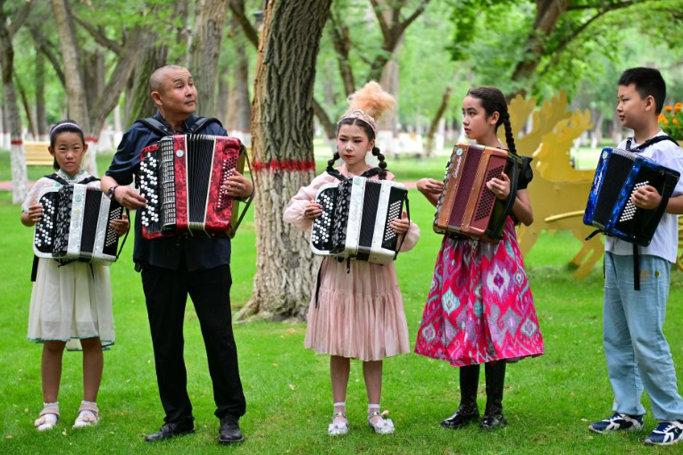 Tacheng City promotes accordion culture, tourism in NW China