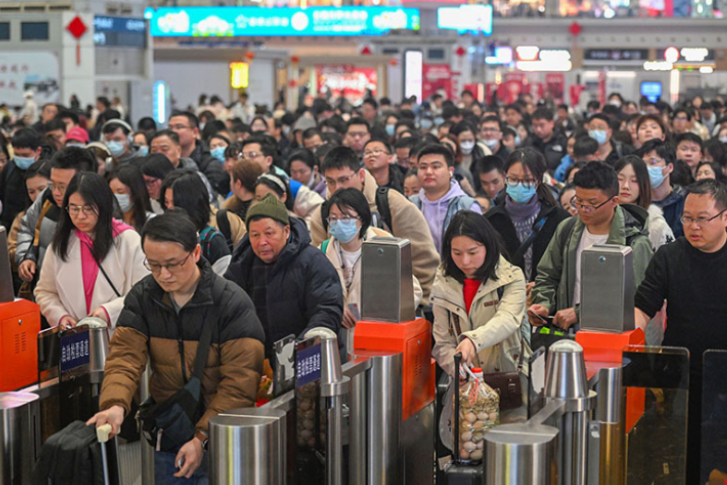 Changsha South Railway Station Sees Peak in Passenger Flow