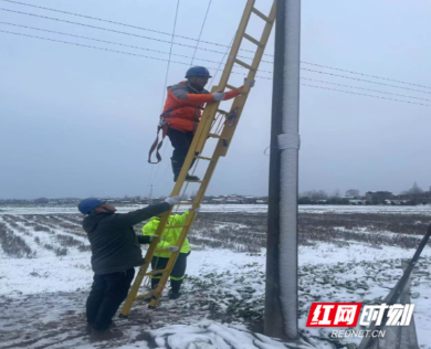 南县麻河口镇供电所：冒雪急修电路  寒夜及时送温暖