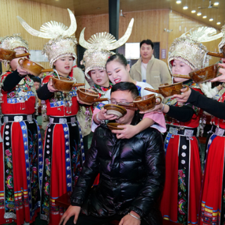 导游“民俗品鉴团”走进墨戎苗寨 沉浸式体验苗家年味