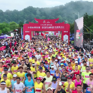千年古郡串联文化地标 4600名跑友在“冠军之城”尽情奔跑