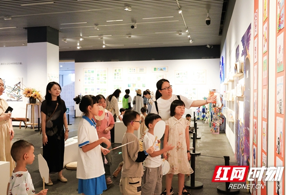 湖南图书馆联手湖南美术馆让孩子们的童年“绘彩纷橙”