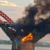 长沙一座大桥发生火情，初步分析：系过往司乘人员丢弃烟头所致